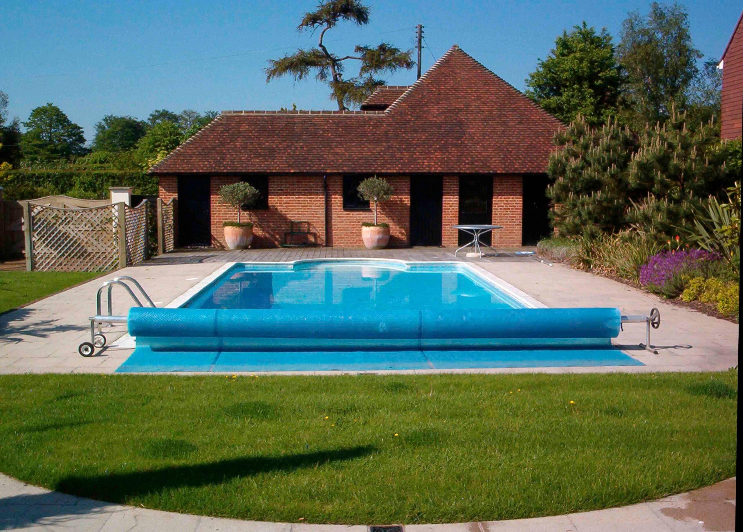 Heat pumps for swimming pools